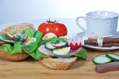 Jambonlu sandviç ile çay