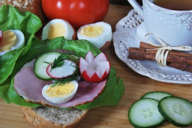 Jambon ve marul turp çiçek ile lezzetli sandviç