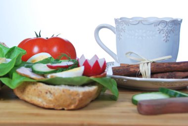 Kırmızı domates sandviç