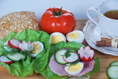 Taze yumurta rulo ile lezzetli sandviç