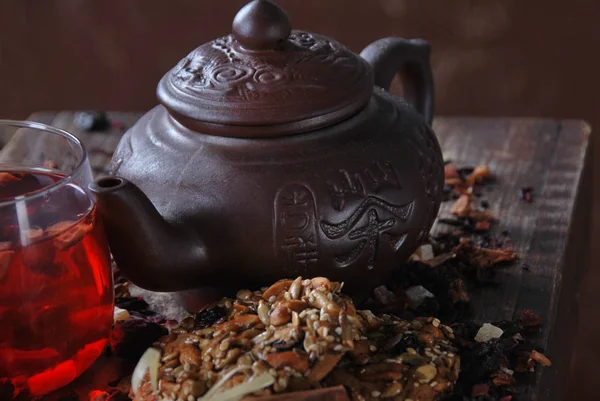 Tee aus Waldfrüchten gebrüht in einem braunen Wasserkocher — Stockfoto