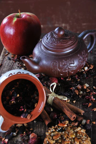 Braune Teekanne mit Tee mit Apfel — Stockfoto