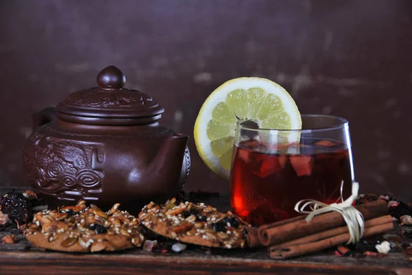 Braune Teekanne voller Früchtetee — Stockfoto