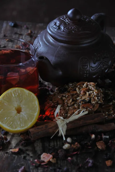 Tee aus Waldfrüchten gebrüht in einem braunen Wasserkocher mit Frühstück co — Stockfoto