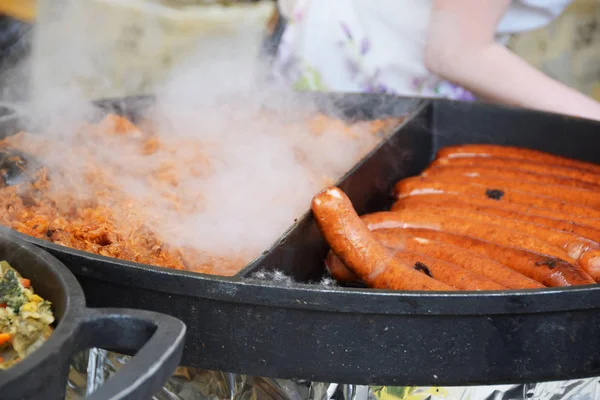 Cucinare cibo per le persone a un festival — Foto Stock