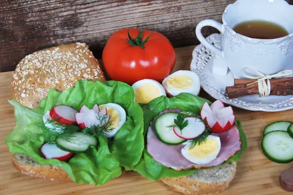Delicioso sándwich con jamón y lechuga —  Fotos de Stock
