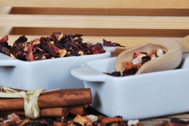 Çay otlar meyve ile iki seramik kavanoz