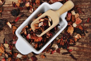 Bir seramik beyaz konteyner meyve çay dolu