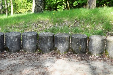 Eski çit Moss ile büyümüş