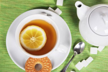 Kahvaltıda tatlı kurabiye ile limon çayı