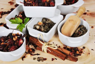 Tahta kaşık ile yabani gül çayı