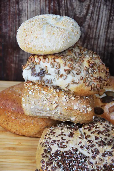 Montagna appetitosa di panini con semi diversi — Foto Stock