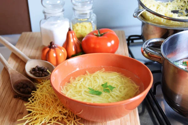 Sopa casera de pollo y verduras — Foto de Stock