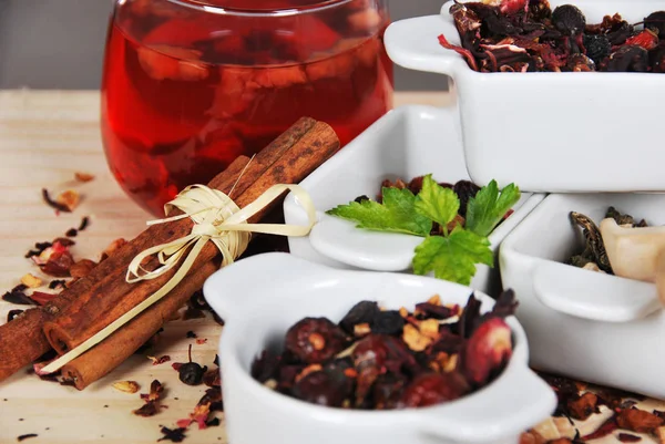 Tee aus Waldfrüchten mit Vanille im Glas — Stockfoto