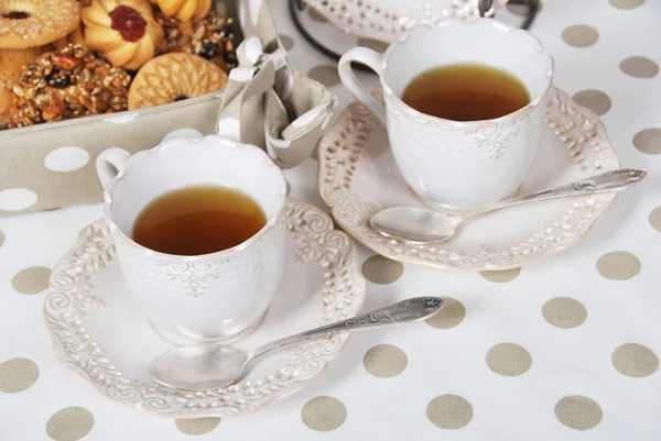 Petit déjeuner avec grand-mère dans des tasses rétro — Photo