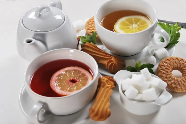 Легкий завтрак в белой керамике с легким чаем с печеньем — стоковое фото