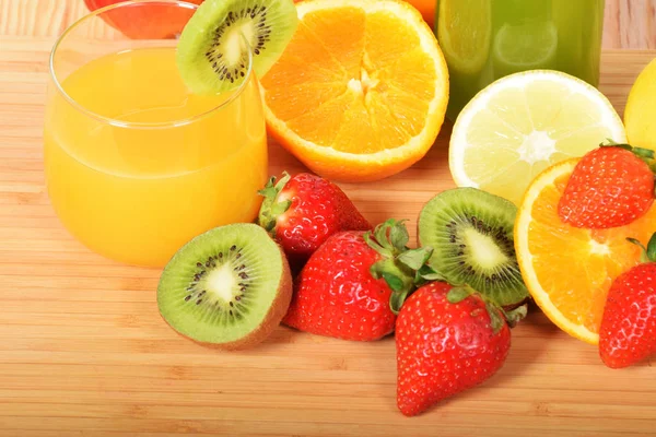 Färsk frukt med apelsinjuice — Stockfoto