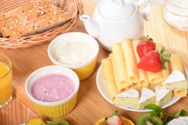 İki yoğurt berry ve sağlıklı bir kahvaltı için şeftali