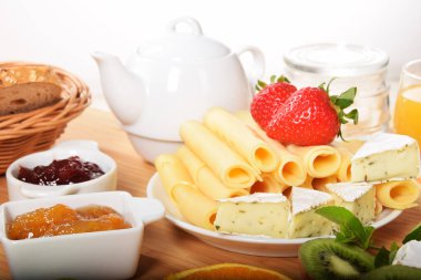 Peynirli kahvaltı için iki tatlı Marmelatlar