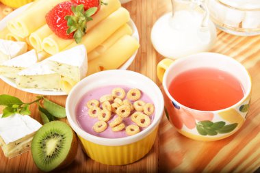 Böğürtlenli yoğurt kahvaltı için sarı ve beyaz peynir ile