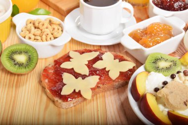 Sarı peynir kelebekler ile sandviç