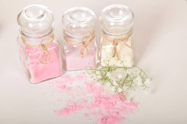 Gül desenli banyo için doğal tuz