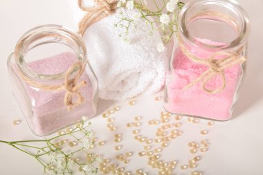 Gül desenli banyo için doğal tuz