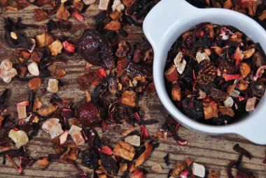 Bir beyaz seramik kap içinde meyve çayı