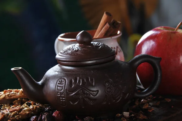 Braune Teekanne für Vanilletee und Apfel — Stockfoto