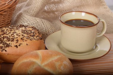 Kahve ile kahvaltıda ekmek taze ve sıcak çörekler