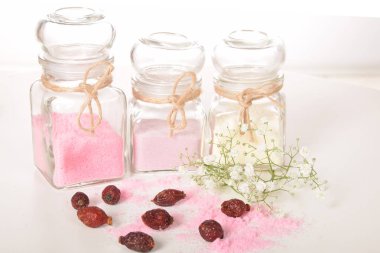 Gül desenli banyo için doğal tuz