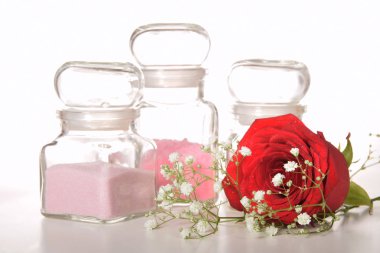 Gül desenli banyo için doğal tuz