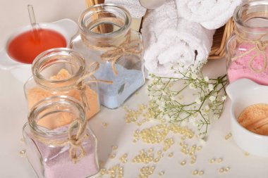 Gül desenli banyo için doğal tuz