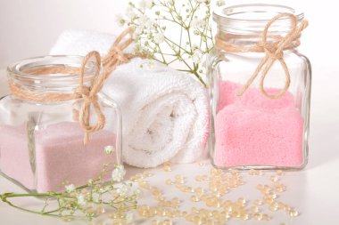 Gül desenli banyo için doğal tuz