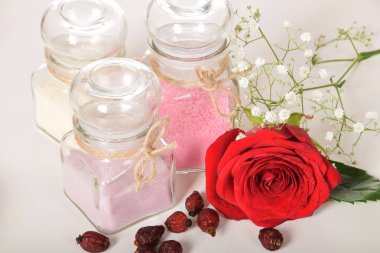 Gül desenli banyo için doğal tuz