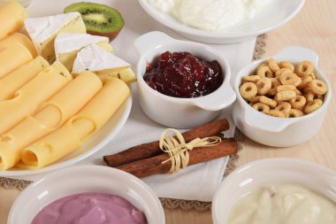 İki meyve yoğurt kahvaltılık tahıllar ile