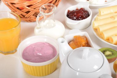 Beyaz ve sarı yeşil biber ile peynir