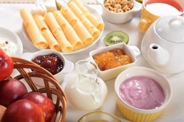 Beyaz ve sarı yeşil biber ile peynir