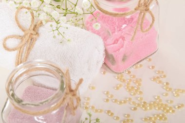 Gül desenli banyo için doğal tuz