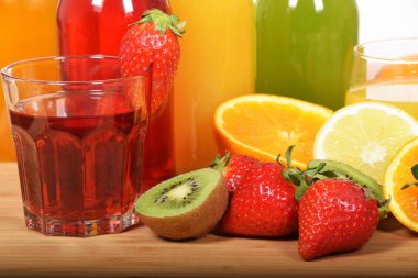 Bir bardak ve şişeverimli sağlıklı meyve suları