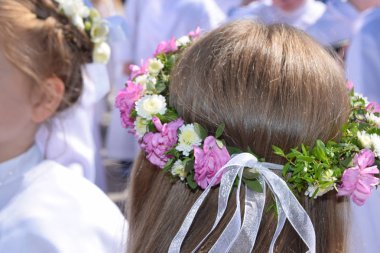 Ilk Kutsal Komünyon çiçekler çelenk