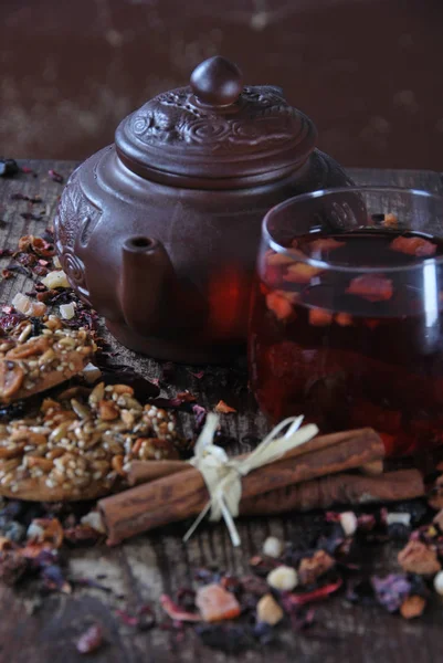 Tee aus Waldfrüchten gebrüht in einem braunen Wasserkocher zum Frühstück — Stockfoto