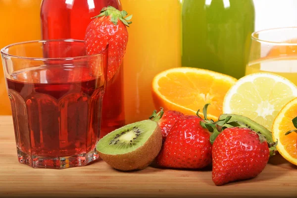 Bir bardak ve şişeverimli sağlıklı meyve suları