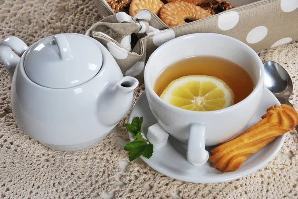 Petit déjeuner savoureux avec ma grand-mère avec thé et crème anglaise — Photo