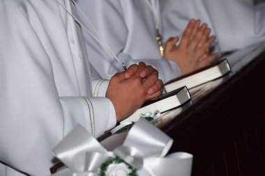 Dua katlanmış eller