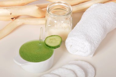 Yüz için doğal salatalık fırçalayın