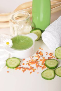 Yüz için doğal salatalık fırçalayın