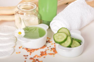 Yüz için doğal salatalık fırçalayın