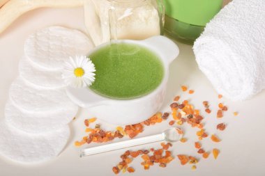 Yüz için doğal salatalık fırçalayın