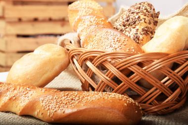 Tahıllar ile kahvaltıda taze pişmiş ekmek rulo